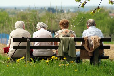 Ältere Menschen auf einer Parkbank, Foto: Adobe Stock/SyB Ältere Menschen auf einer Parkbank